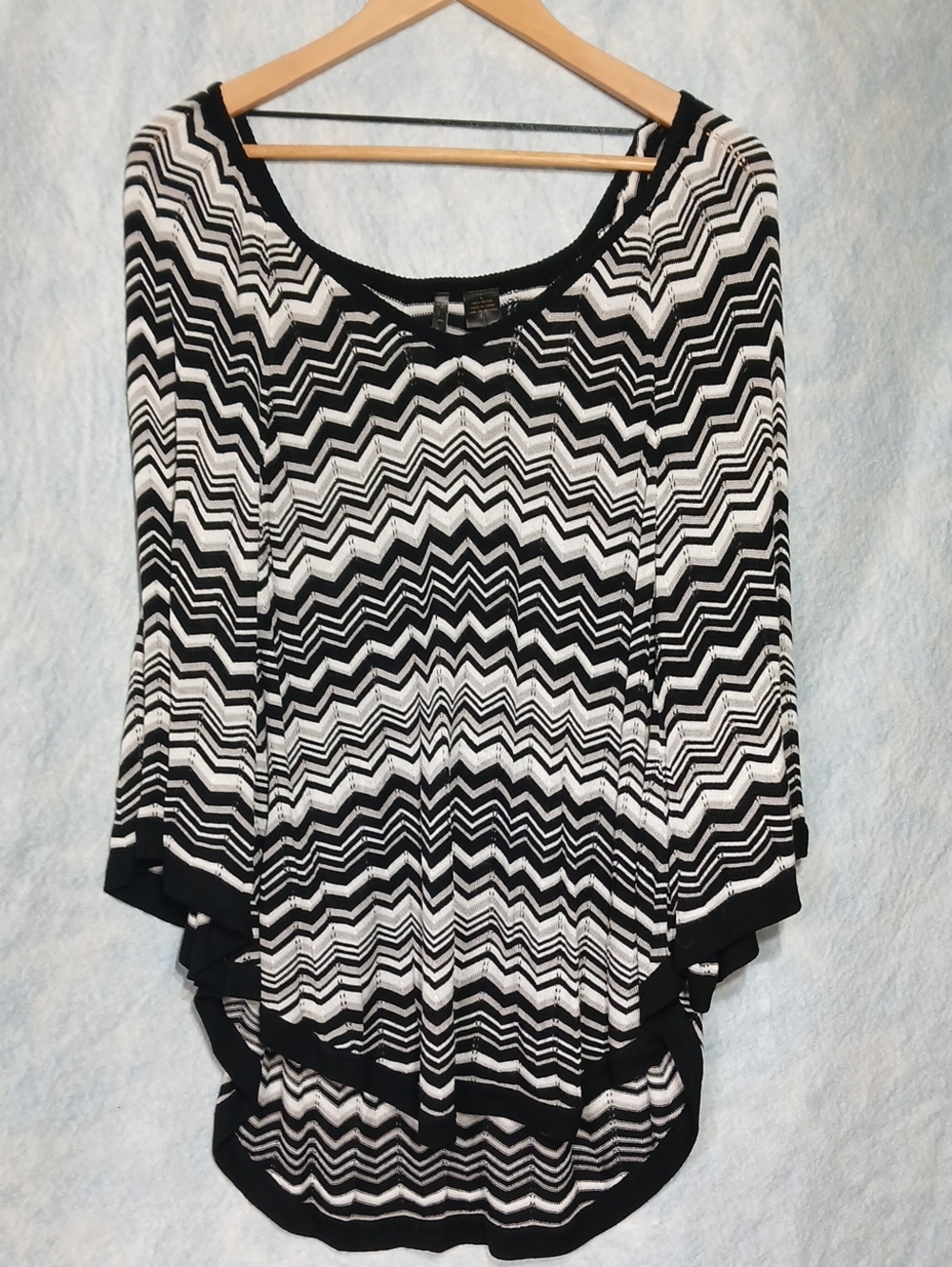 NWT Nue Options Black White Zigzag Knit Poncho Style Sweater Womens SZ L